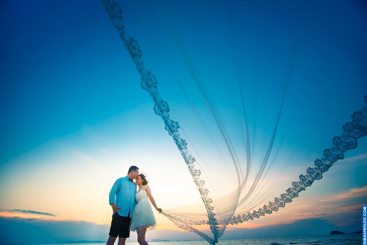 Романтична передвесільна фотосесія з летючою фатою на заході