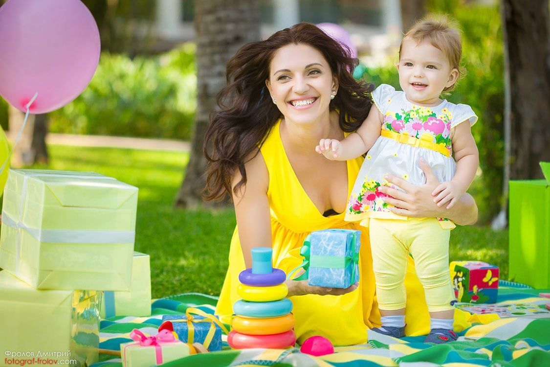 First birthday photo session with mom — gifts, balloons, and happy smiles