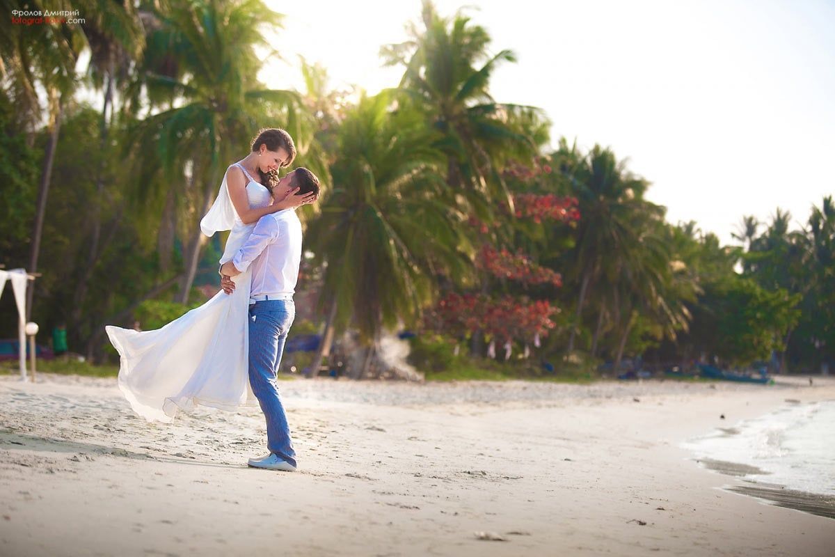 Жива мить на пляжі — грайлива love story з весільної фотосесії