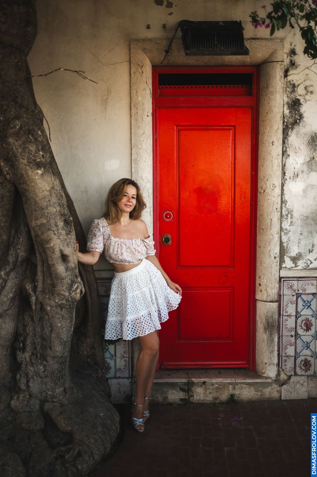 Luna. Lisbon Photoshoot in Alfama Streets. Sunrise Light and Natural Mood. Photo 129893 (2025-07-22 17:57:08)