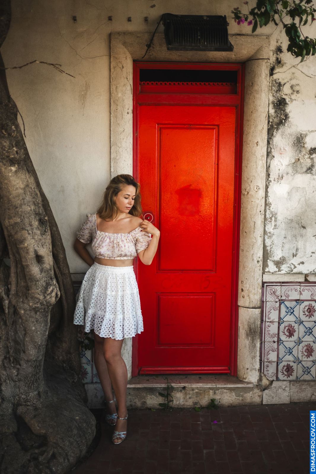 Luna. Lisbon Photoshoot in Alfama Streets. Sunrise Light and Natural Mood. Photo 129891 (2025-07-22 17:57:08)