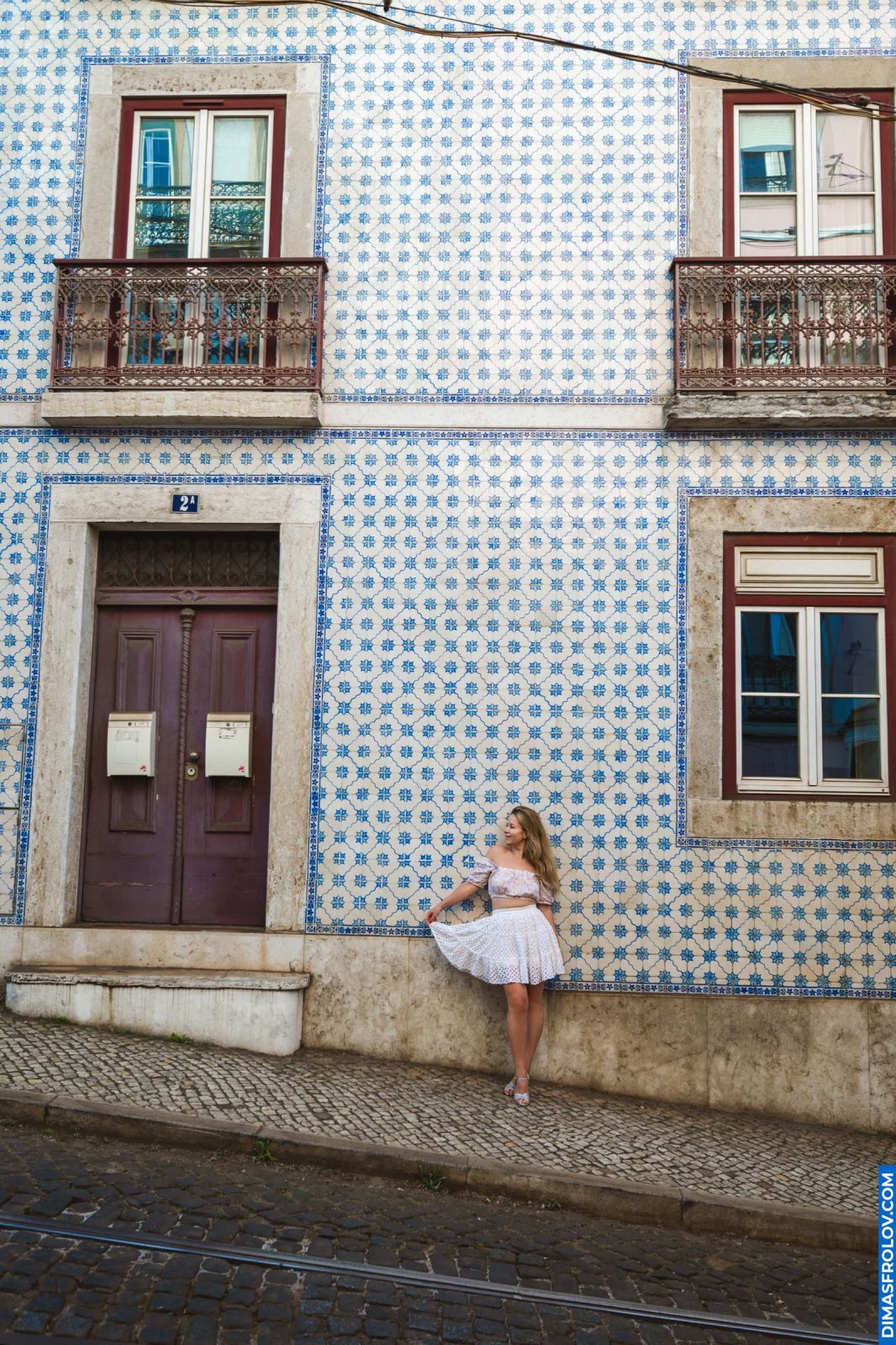 Luna. Lisbon Photoshoot in Alfama Streets. Sunrise Light and Natural Mood. Photo 129907 (2025-07-22 17:57:10)