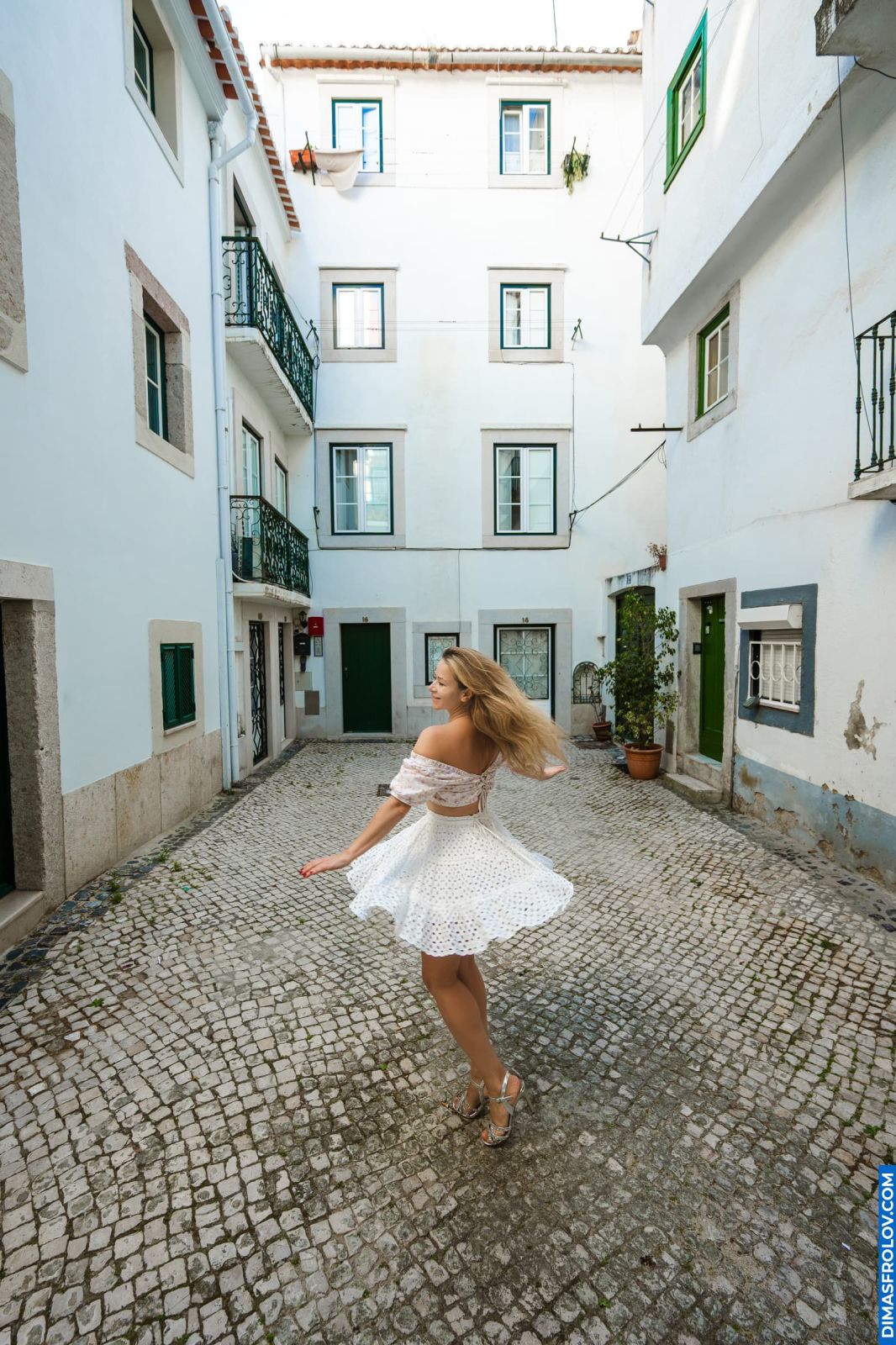 Luna. Lisbon Photoshoot in Alfama Streets. Sunrise Light and Natural Mood. Photo 129918 (2025-07-22 17:57:11)