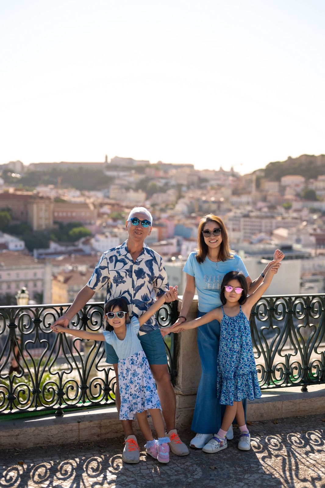 Family Photoshoot from Miradouro de São Pedro de Alcântara to Bica, Lisbon. Photo 131623 (2026-07-16 08:44:30)