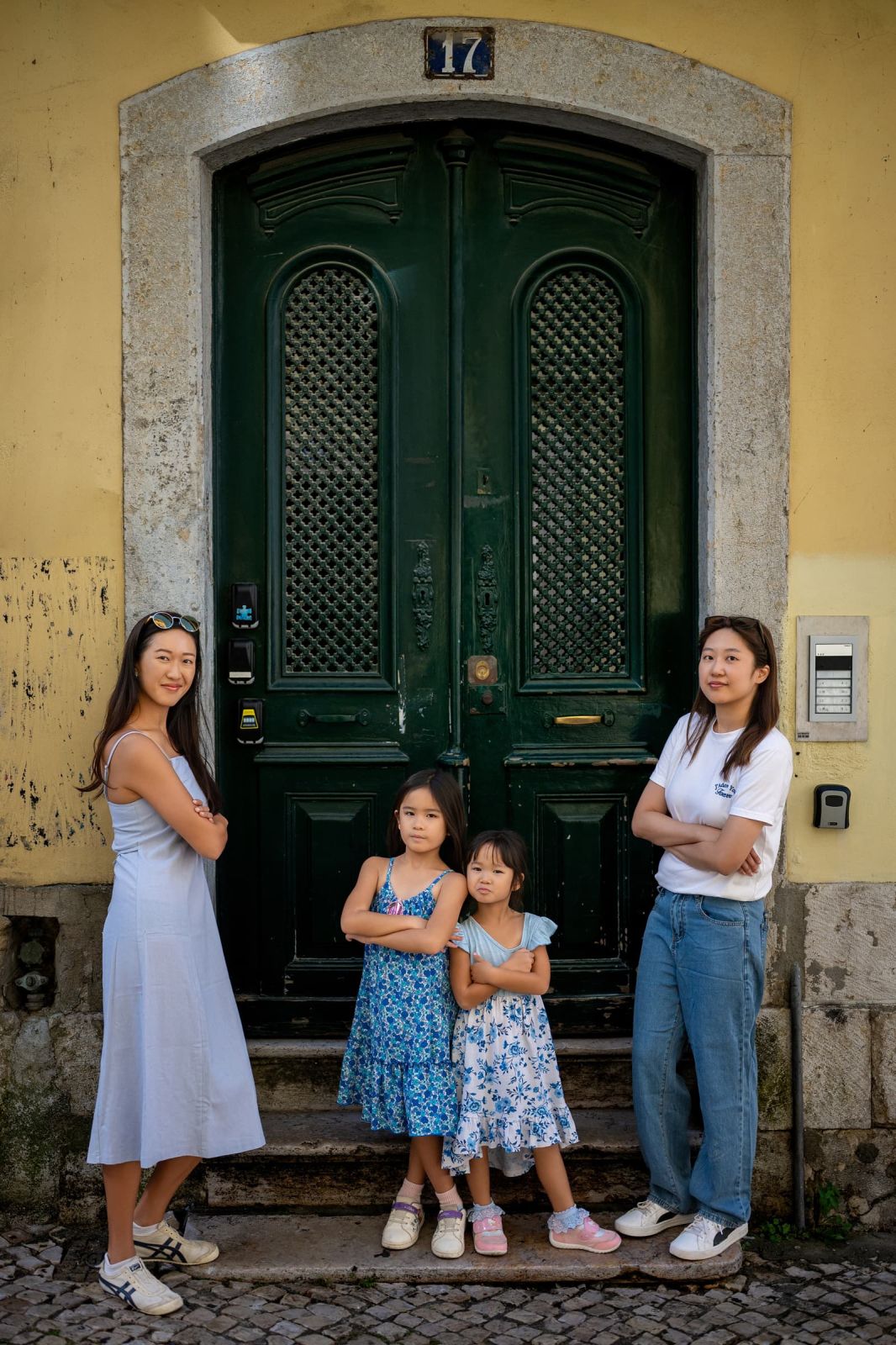 Family Photoshoot from Miradouro de São Pedro de Alcântara to Bica, Lisbon. Photo 131653 (2026-07-16 08:45:12)