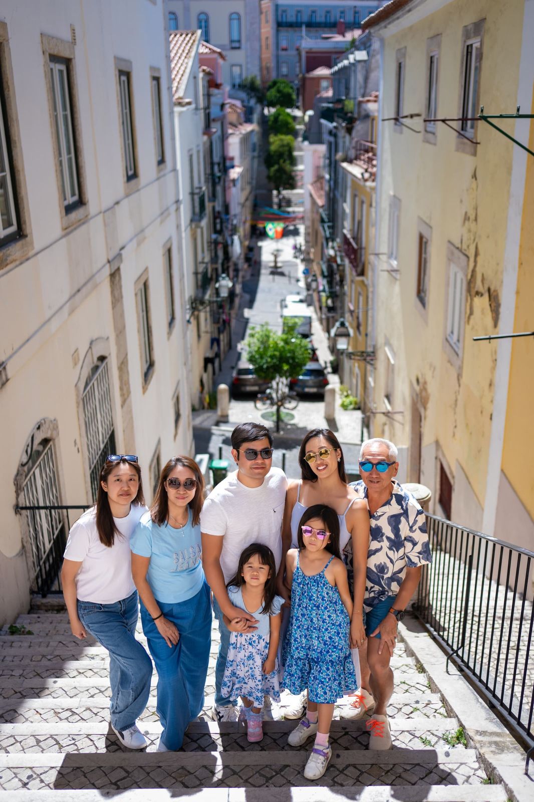 Family Photoshoot from Miradouro de São Pedro de Alcântara to Bica, Lisbon. Photo 131668 (2026-07-16 08:45:31)