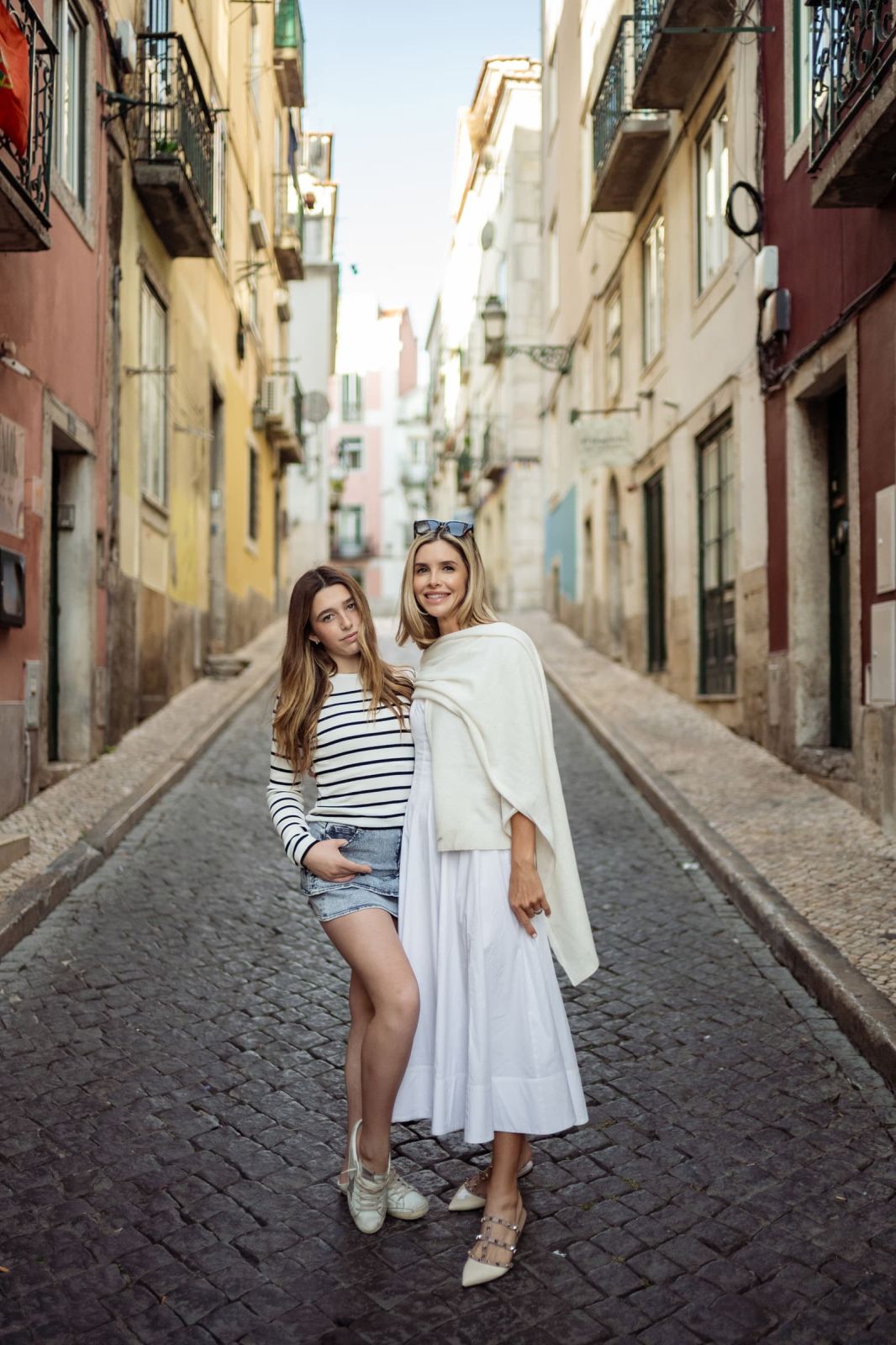 A Mother and Daughter Photoshoot in Lisbon, at Miradouro de São Pedro de Alcântara. Photo 132080 (2026-07-16 13:10:43)