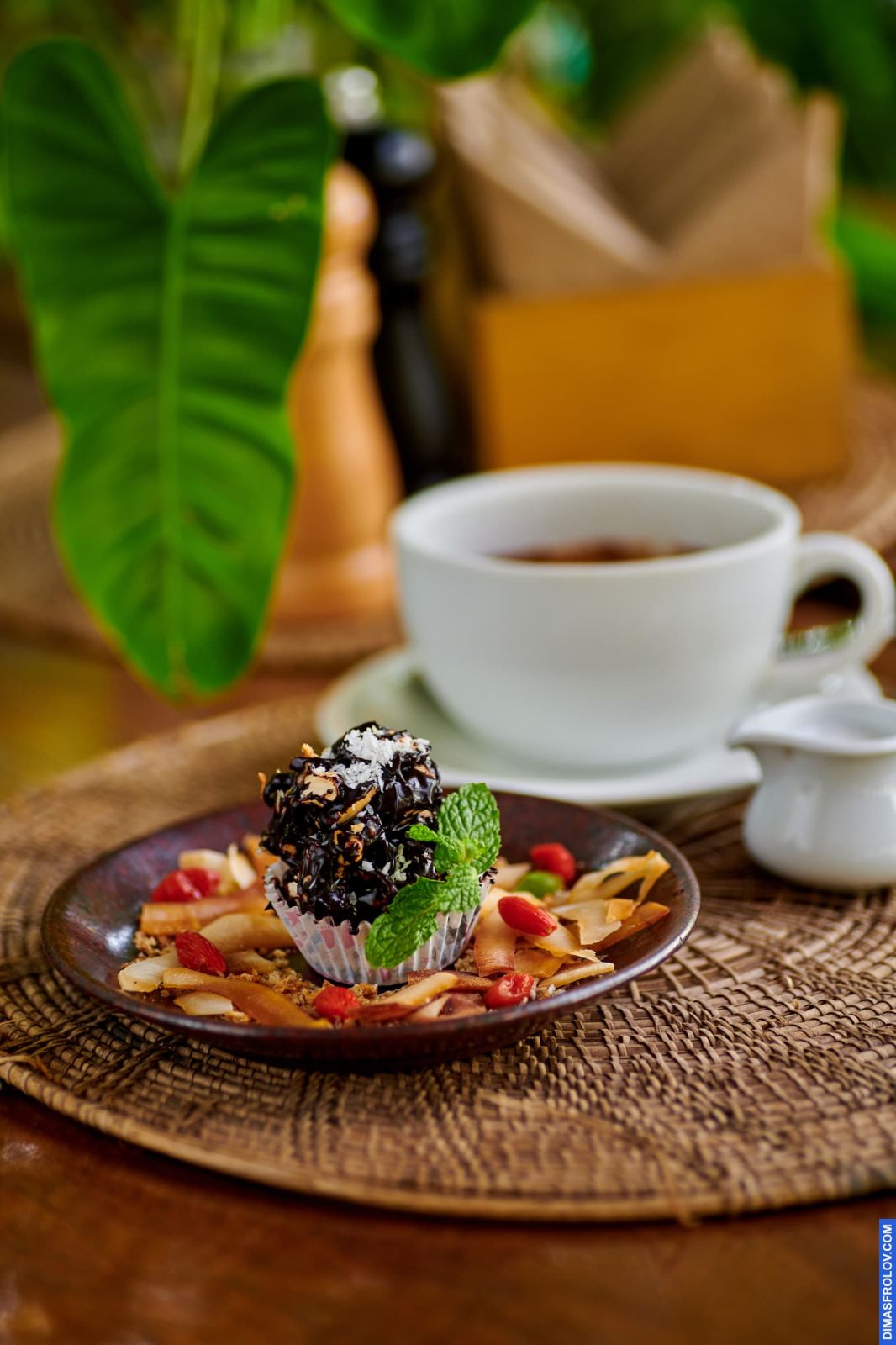 ภาพถ่ายสไตล์ไลฟ์สไตล์ด้วยแสงธรรมชาติ นำเสนอจานขนมและกาแฟถ้วย เหมาะสำหรับร้านกาแฟและเบเกอรี่ที่สร้างเนื้อหาที่น่าสนใจสำหรับการแสดงตนออนไลน์