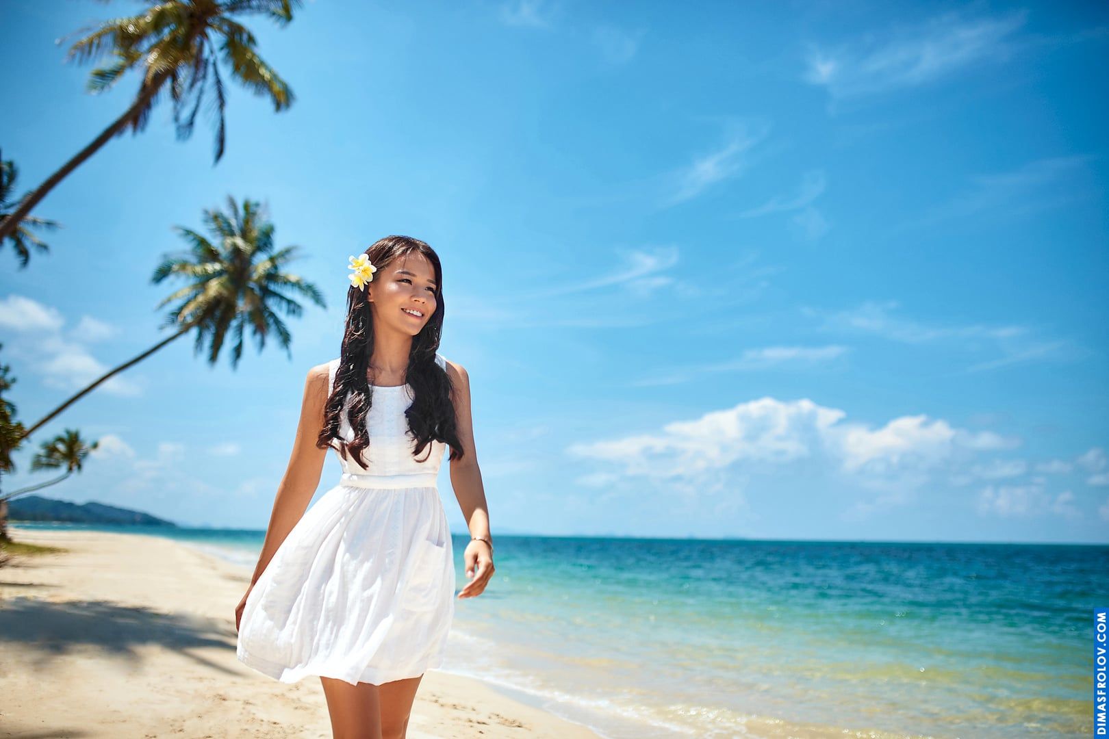 Retrato de praia de uma menina sorridente em luz natural
