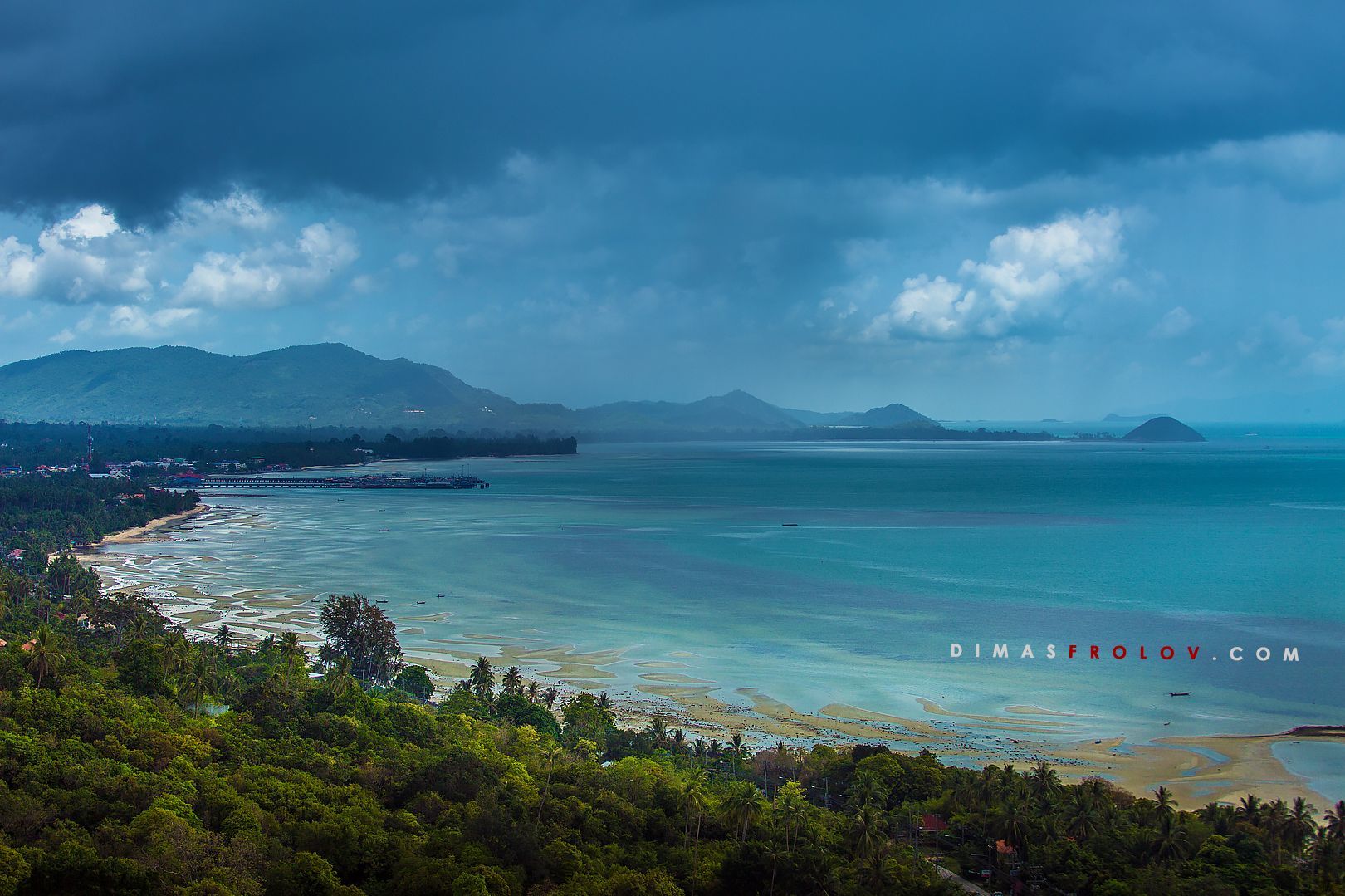 Paisagem marítima dramática com nuvens escuras e uma pequena abertura mostrando uma faixa de luz no horizonte
