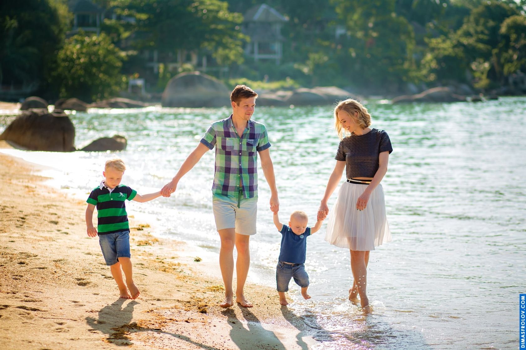 Family photo session with two boys — casual walk along the shore