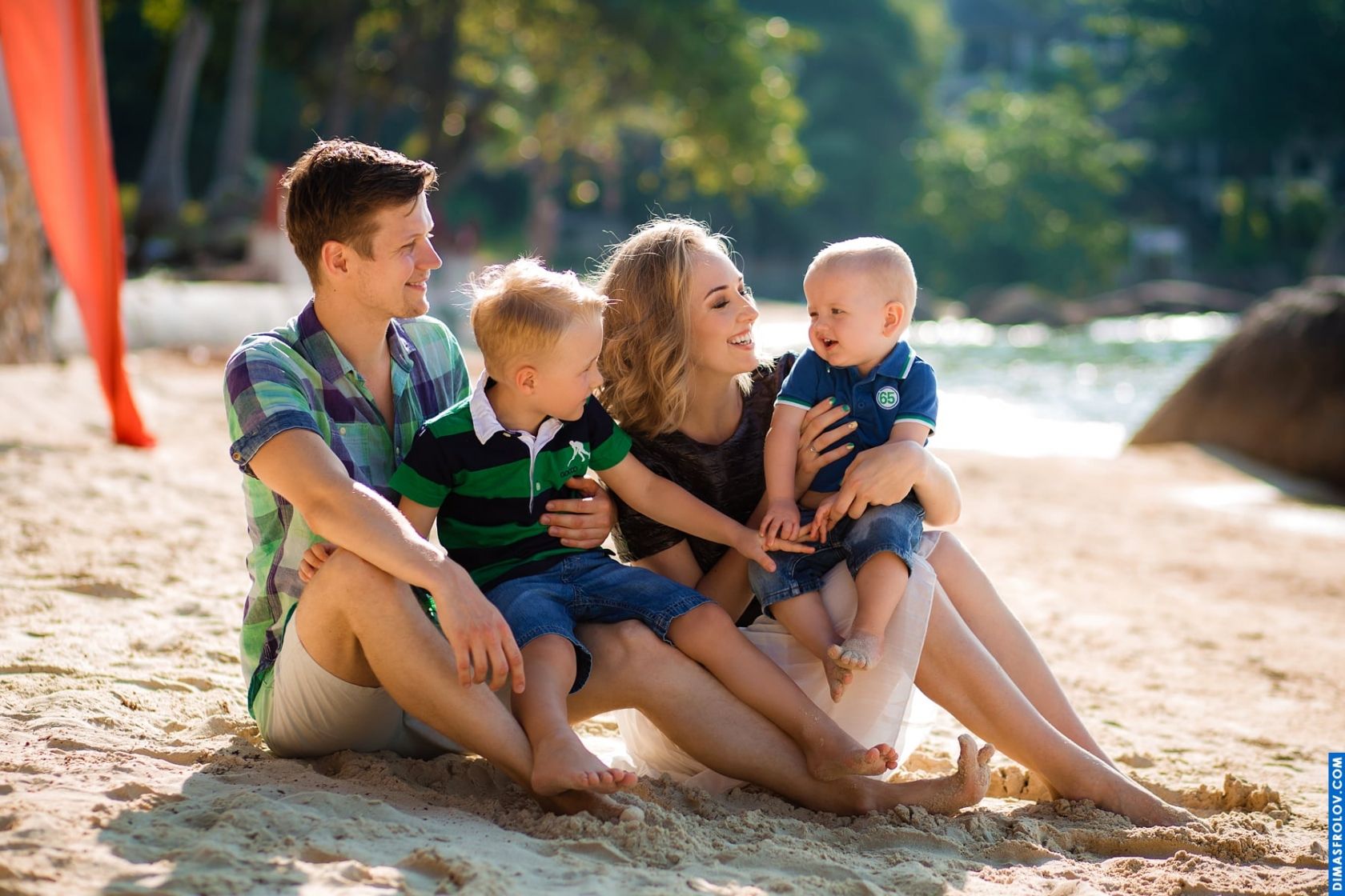 Family of five beach photo session — relaxed and heartfelt portrait by the sea