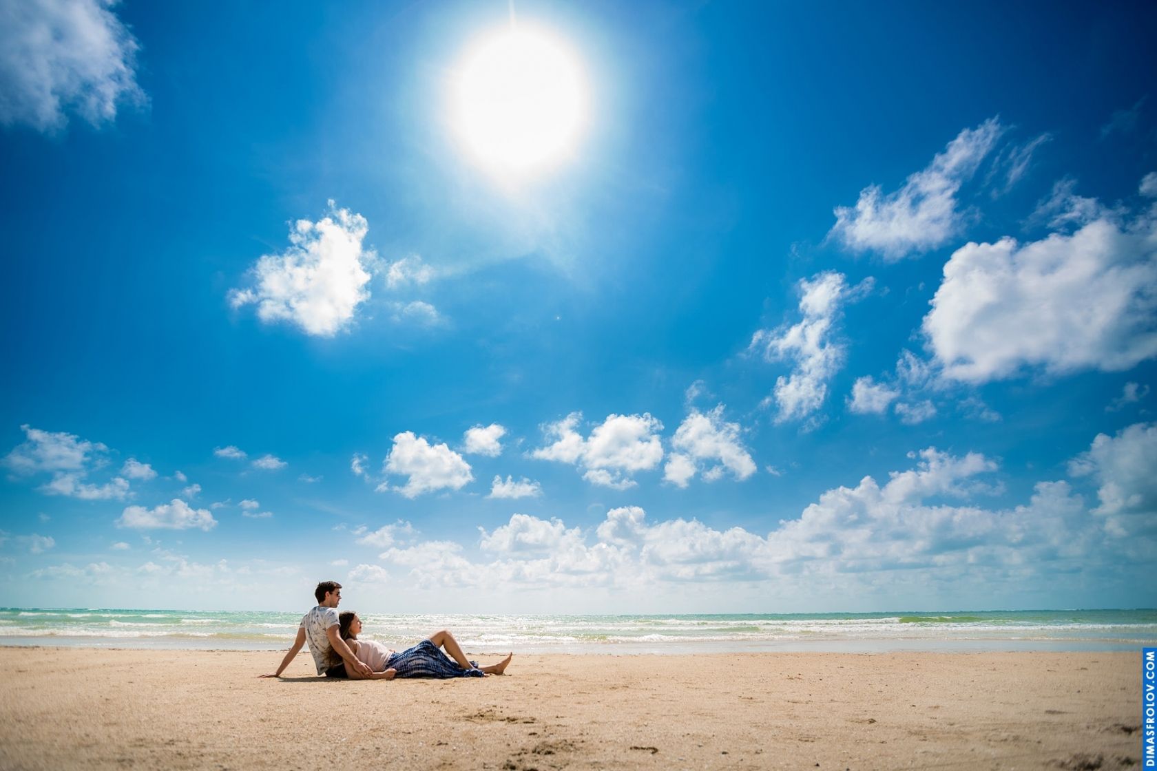 Relaxed love story photo on a sunny beach
