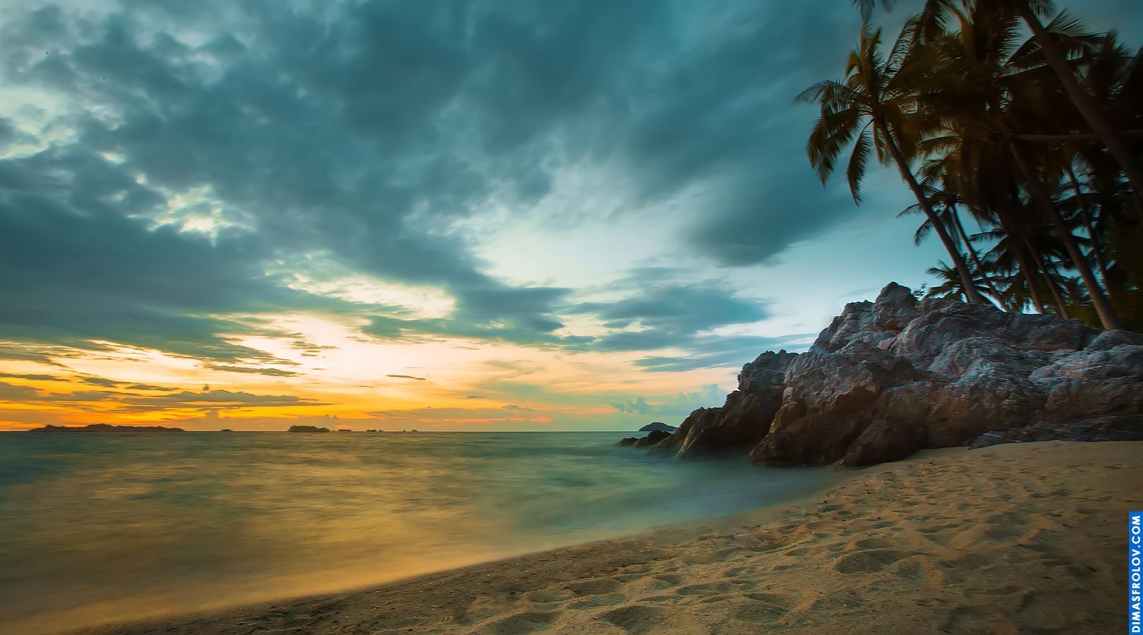 Paisagem costeira sombria com nuvens escuras sobre uma praia rochosa e mar agitado ao crepúsculo
