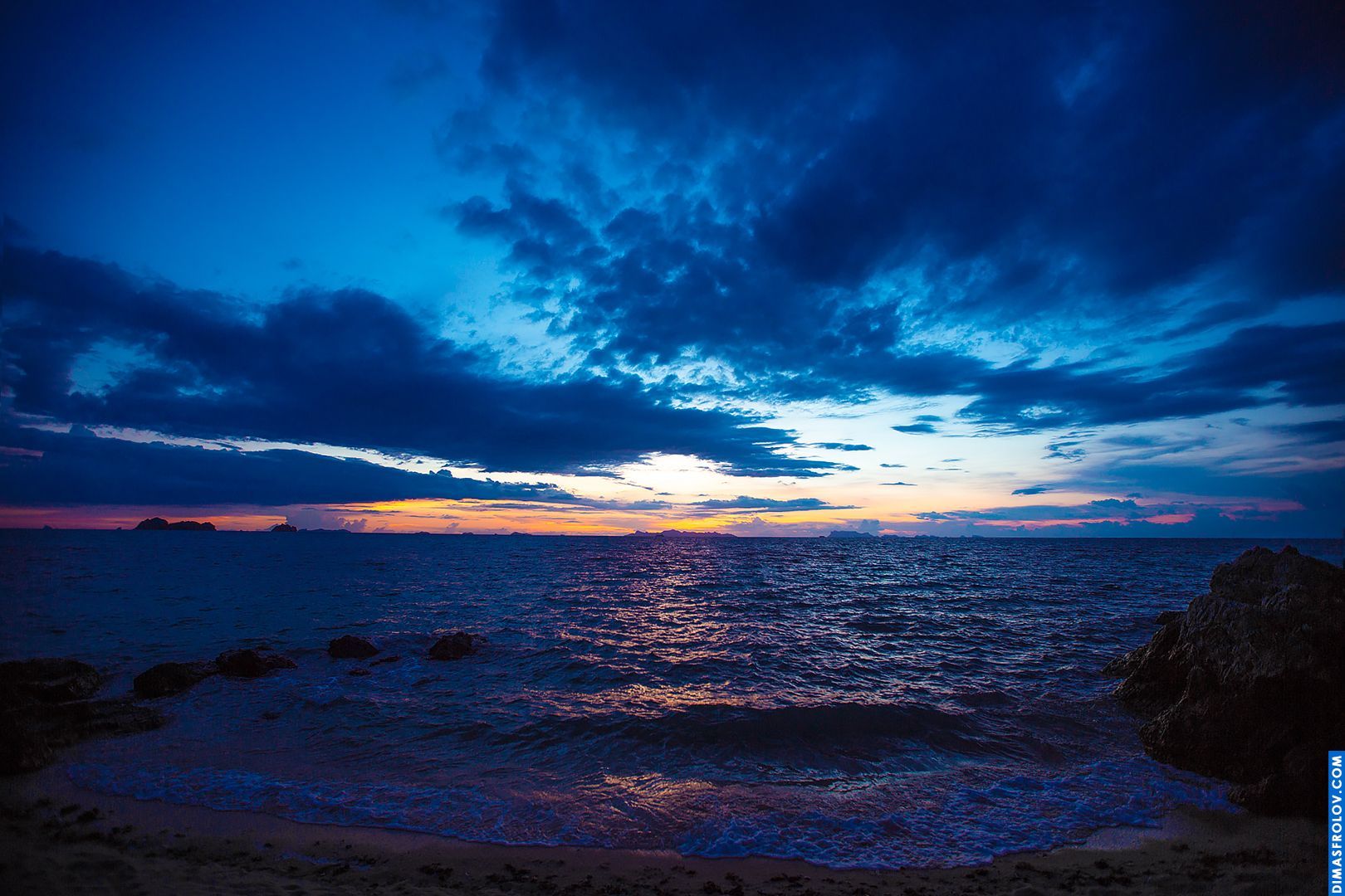 Cena costeira melancólica com nuvens escuras sobre o oceano, capturando a luz refletida na água