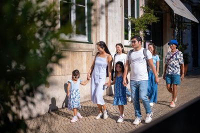 Fotografia de grande família. Local: Lisboa, Portugal