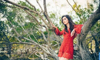 Mulher posa para sessão de fotos. 10 dicas para fotógrafos iniciantes