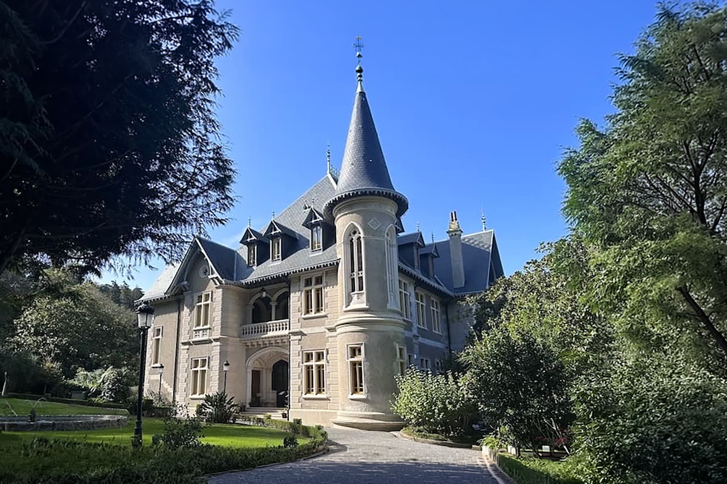 Biester Palace, central entrance