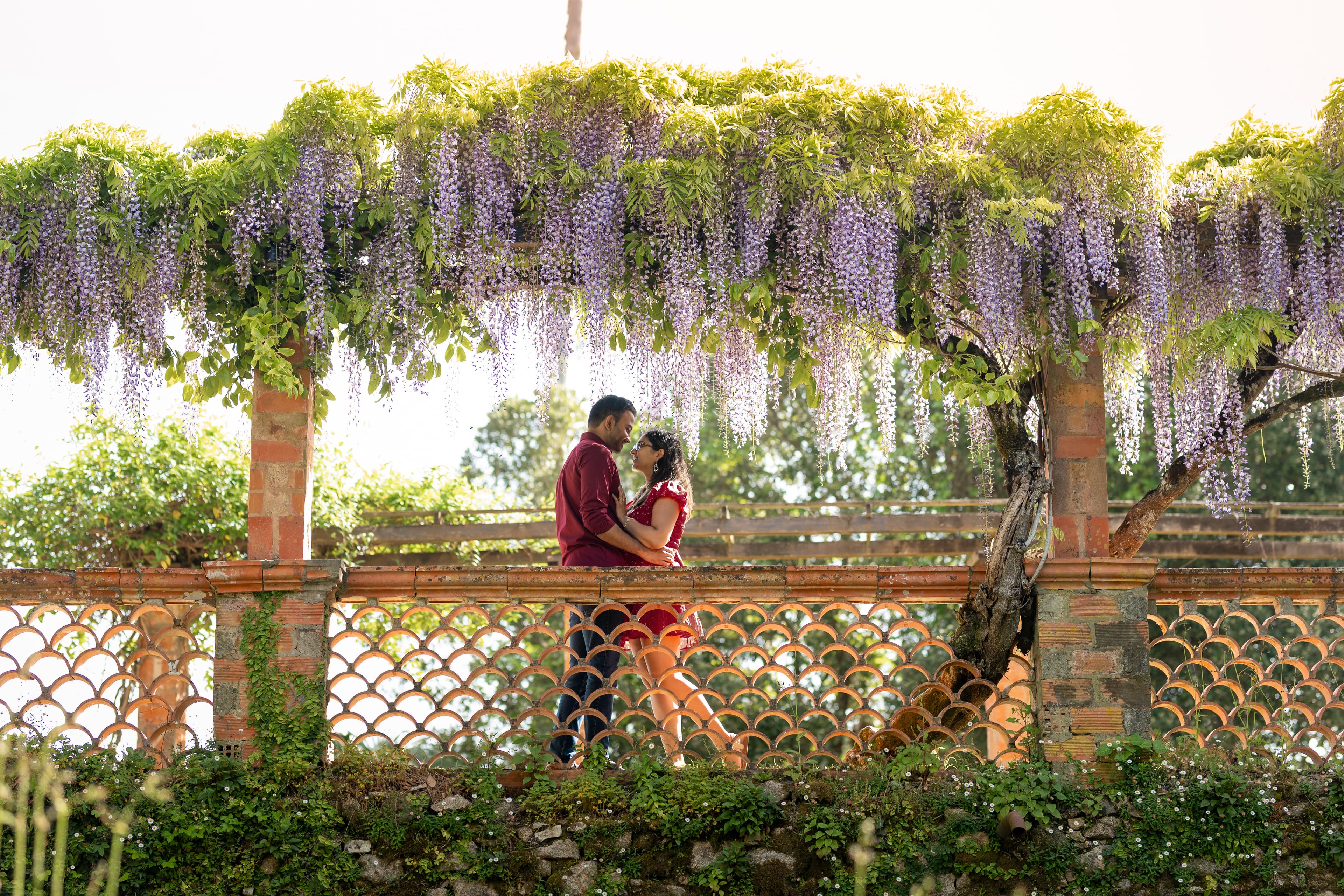 Garden in Monserrate Palace. Engagement proposal photogrpahy