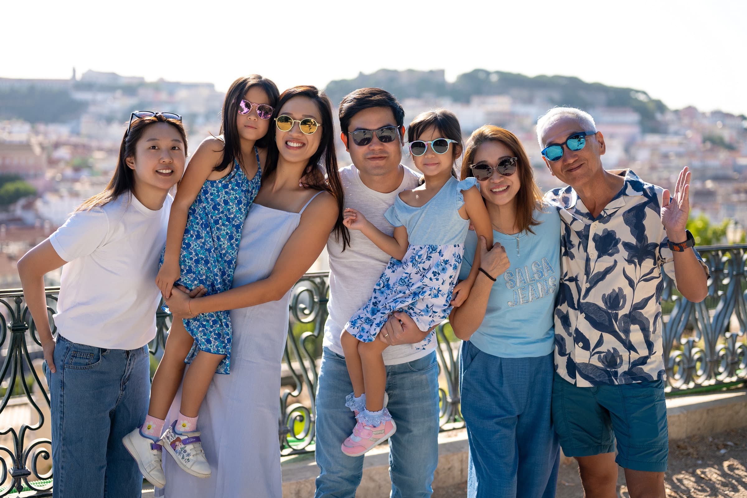 Family Photoshoot from Miradouro de São Pedro de Alcântara to Bica, Lisbon. Photo 131619 (2026-07-16 08:44:24)