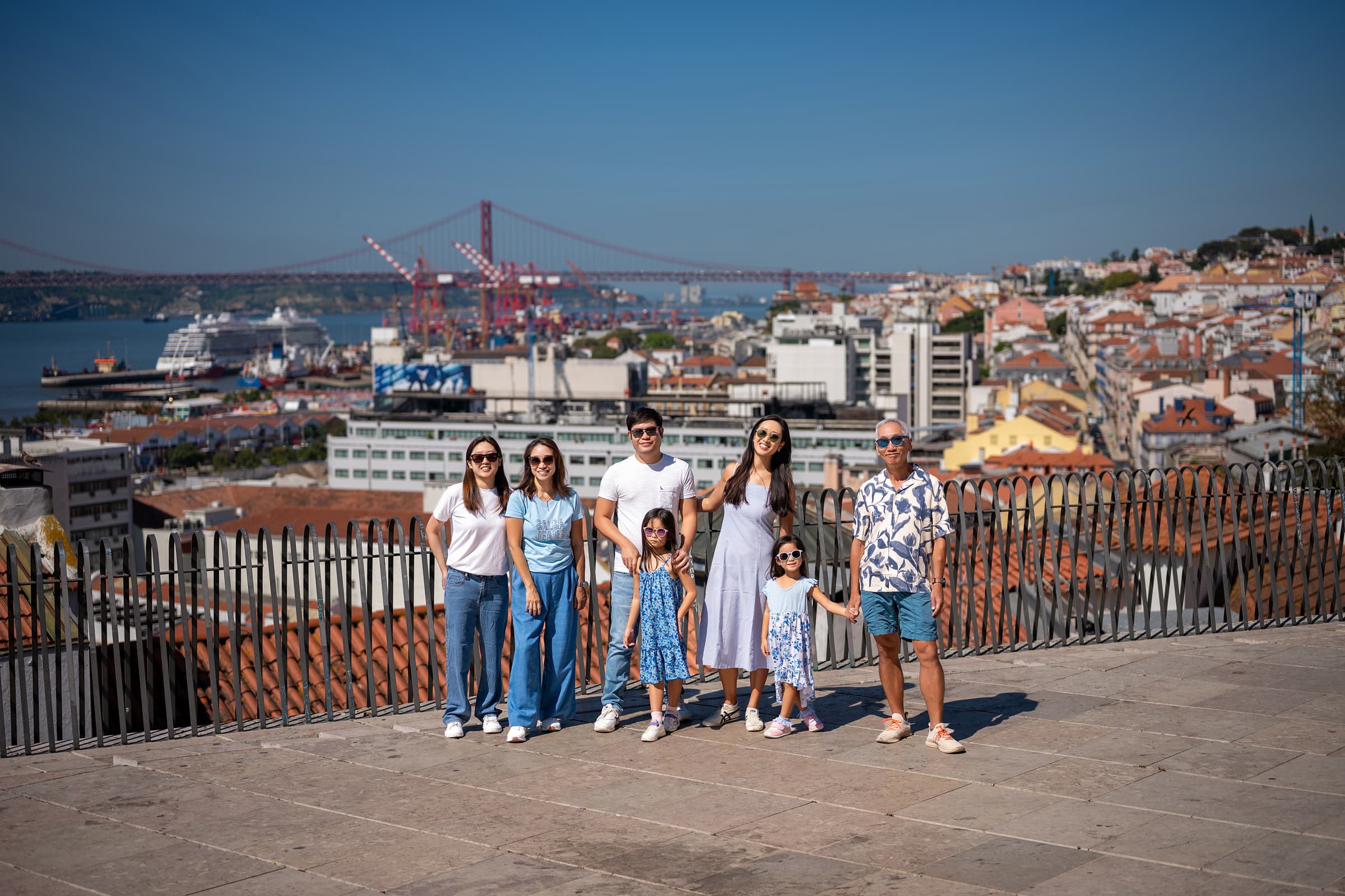 Family Photoshoot from Miradouro de São Pedro de Alcântara to Bica, Lisbon. Photo 131669 (2026-07-16 08:45:34)