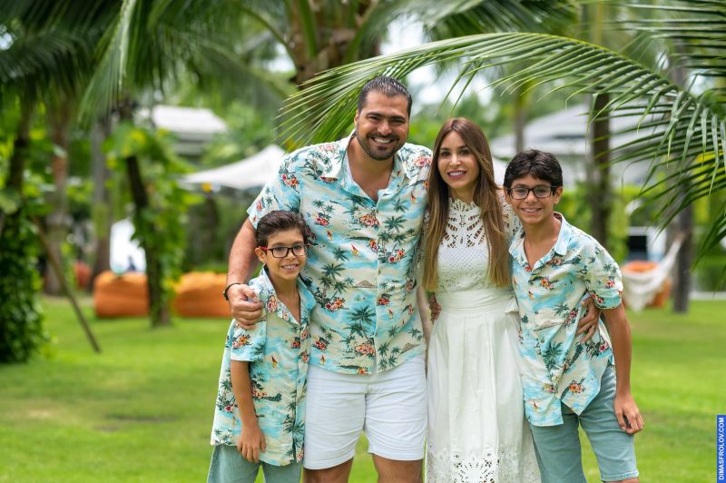 Farah และ Rami พร้อมลูกชาย. ถ่ายรูปครอบครัวเต็มครอบครัว