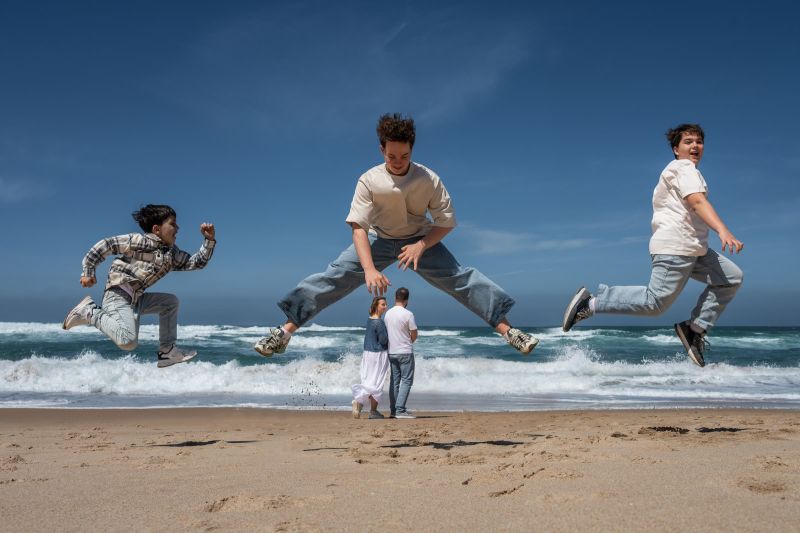 โอเลกและโอเลนา: ถ่ายภาพครอบครัวที่หาดกิงชู เมืองซินทรา. ถ่ายรูปครอบครัวเต็มครอบครัว