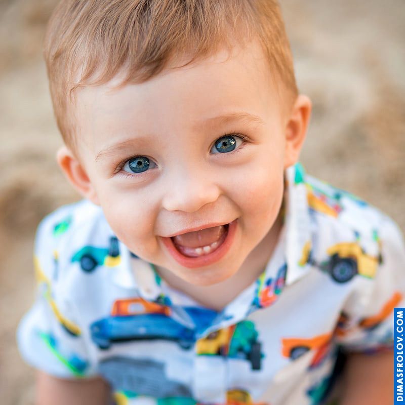 Close-up kids portrait — joyful toddler photo with big smile