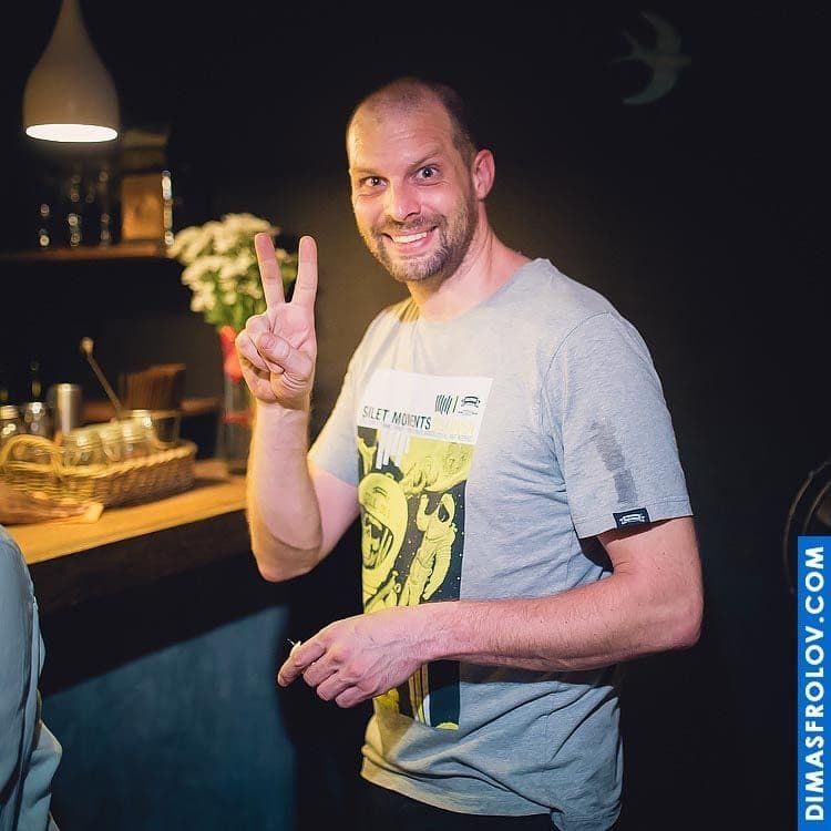 แขกร่วมงานโพสท่ายิ้มพร้อมชูสองนิ้วในงานวันเกิดร้านอาหาร
